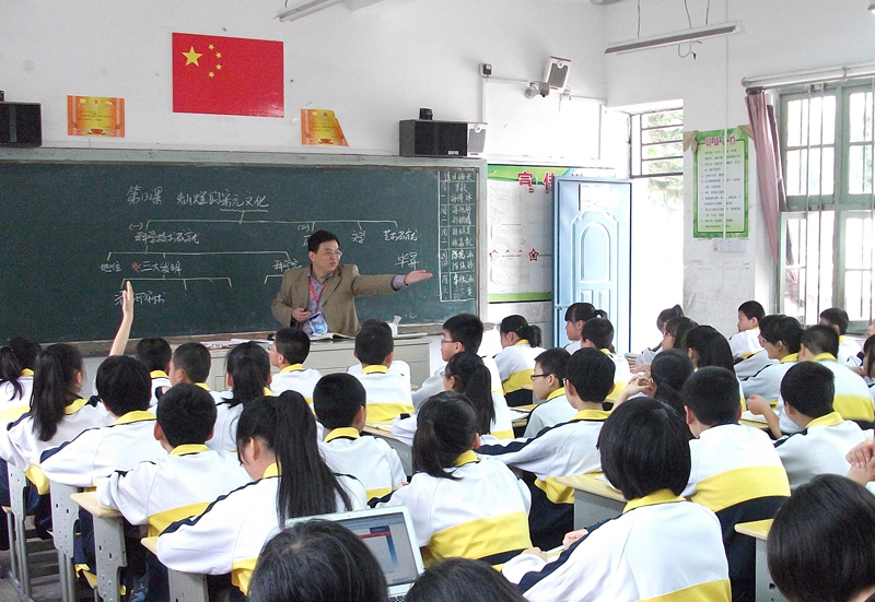 离城关很远,他们要一大早就出发,才能赶在7:30分前到达城关中学参加